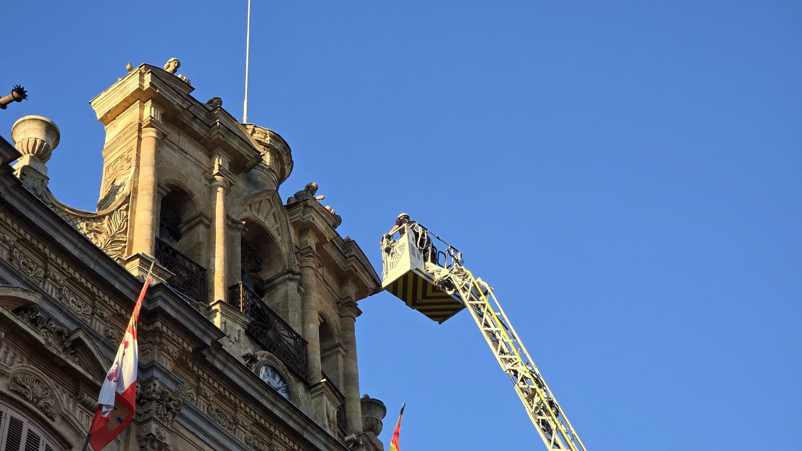 El alcalde de Salamanca, Carlos García Carbayo, y miembros de la Corporación Municipal asisten al tradicional acto de colocación de La Mariseca El alcalde de Salamanca, Carlos García Carbayo, y miembros de la Corporación Municipal asisten al tradicional acto de colocación de La Mariseca