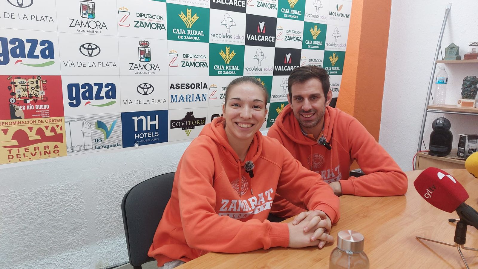 Eva Carregosa, junto a Raúl Pérez en rueda de prensa