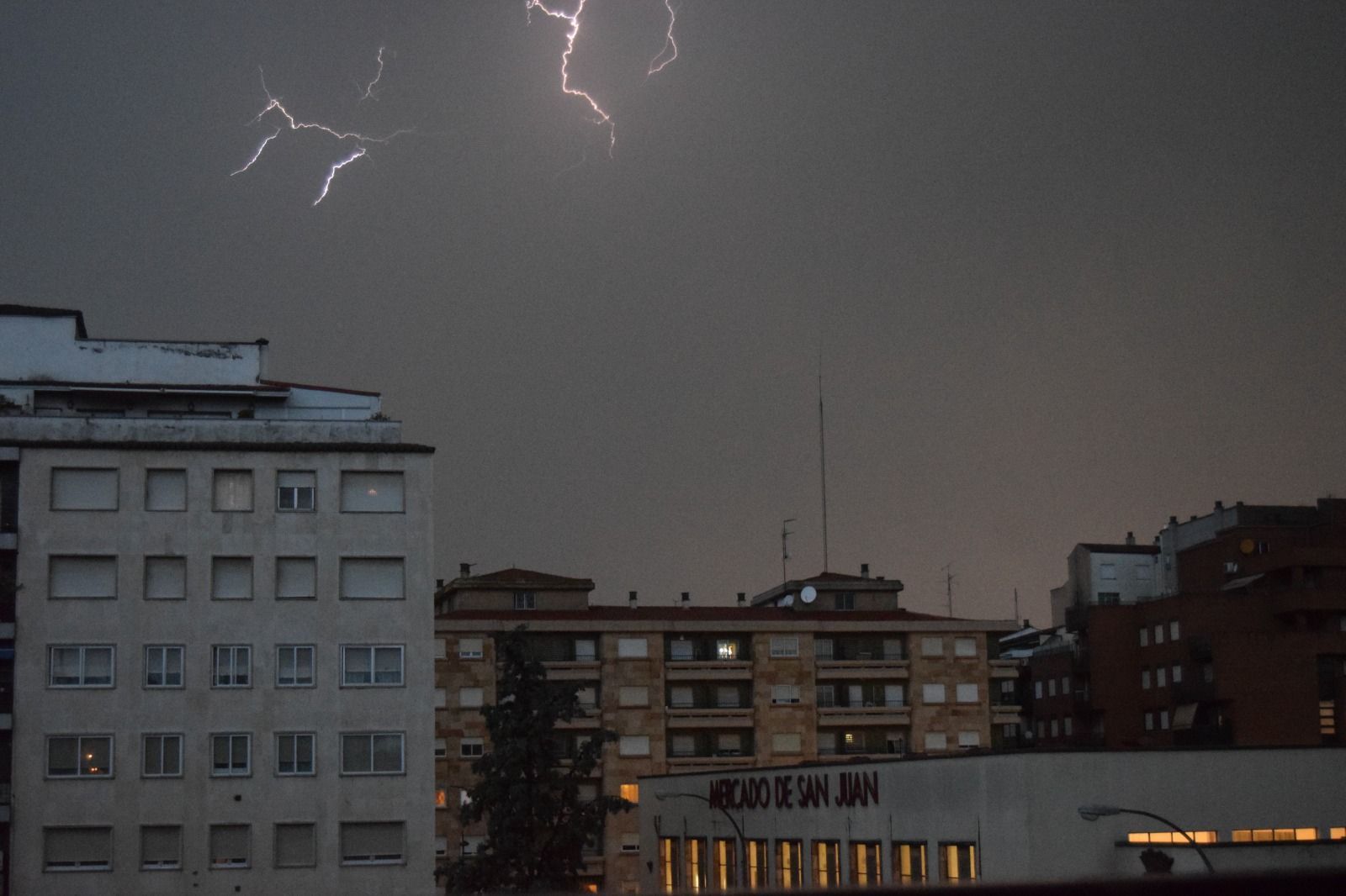 Rayos y tormenta en Salamanca. Foto de archivo