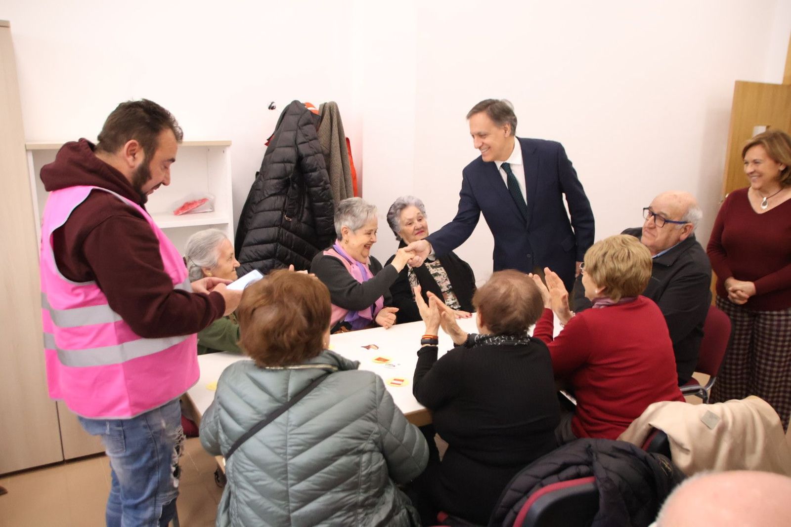 Carlos García Carbayo, visita a personas usuarias del programa municipal Salamanca Acompaña