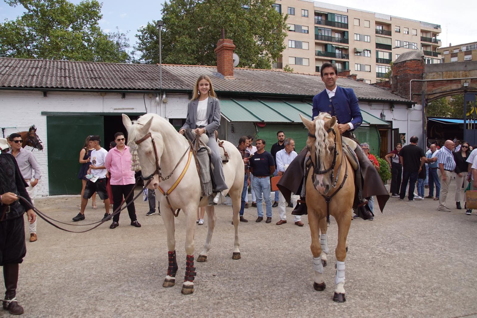 Expectación por ver los caballos de rejoneo en La Glorieta: imágenes del ambiente en los tendidos y en el patio de cuadrillas