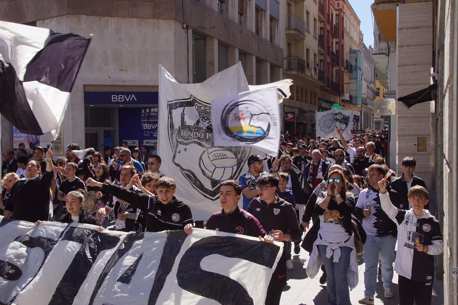 los-aficionados-de-unionistas-toman-las-calles-de-zamora-con-un-doble-corteo-24