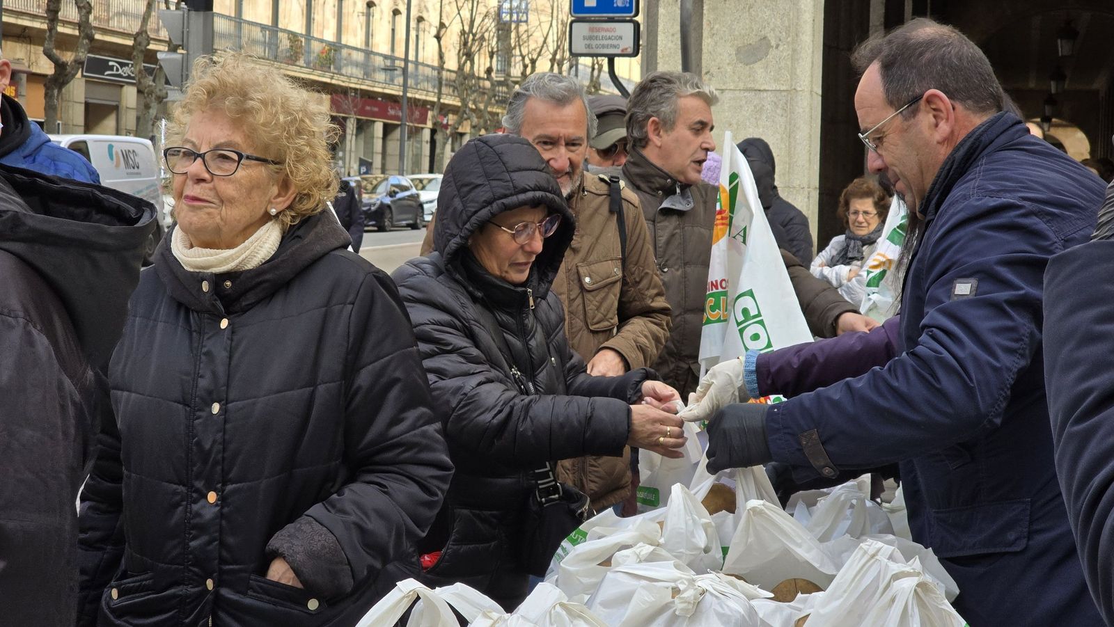 Reparto de 4.000 kg de patatas