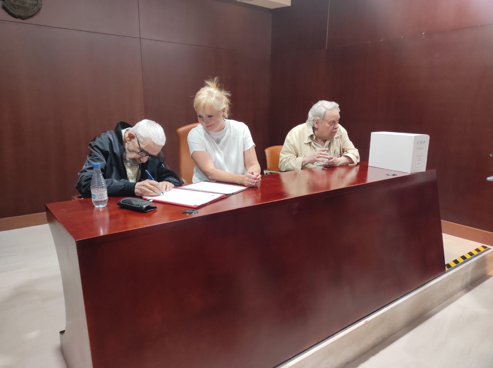 Firma donación al Archivo. Tomás Crespo y Antonio Pedrero.