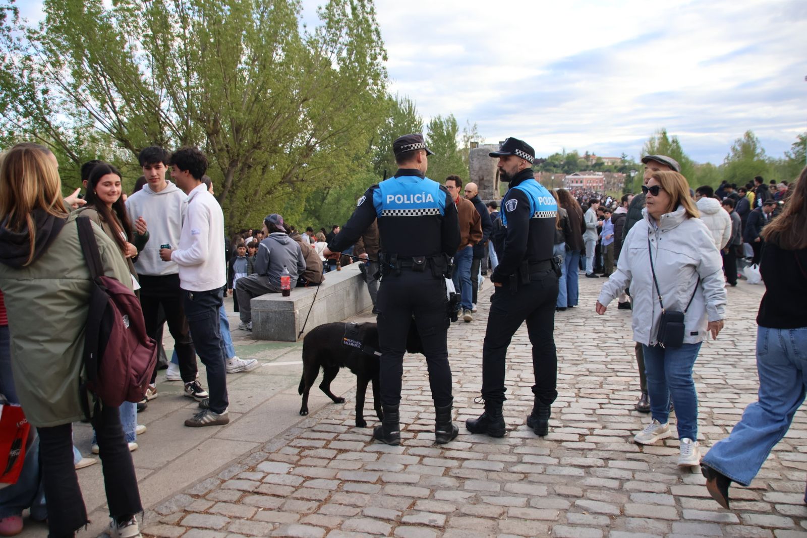 Un multitudinario Lunes de Aguas en Salamanca llena la ribera del Tormes