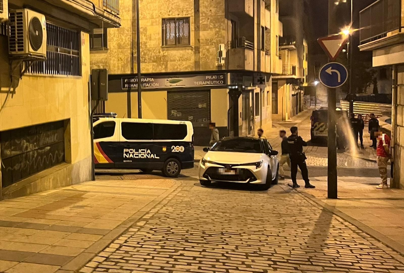 Policía Local y Nacional en la calle de Bretón