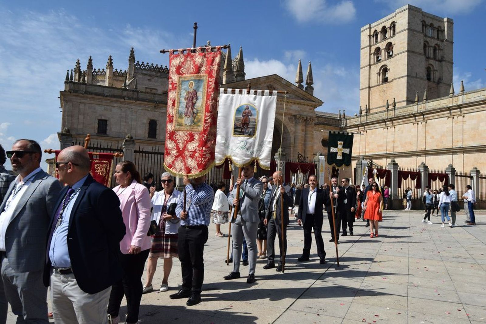El color y la fe llenan las calles de Zamora con la celebración del Corpus Christi (97)