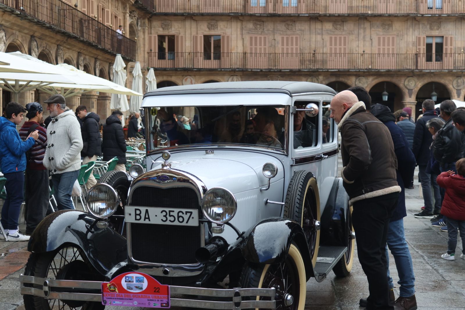 Exposición vehículos Día del Guardia Urbano en la Plaza Mayor de Salamanca