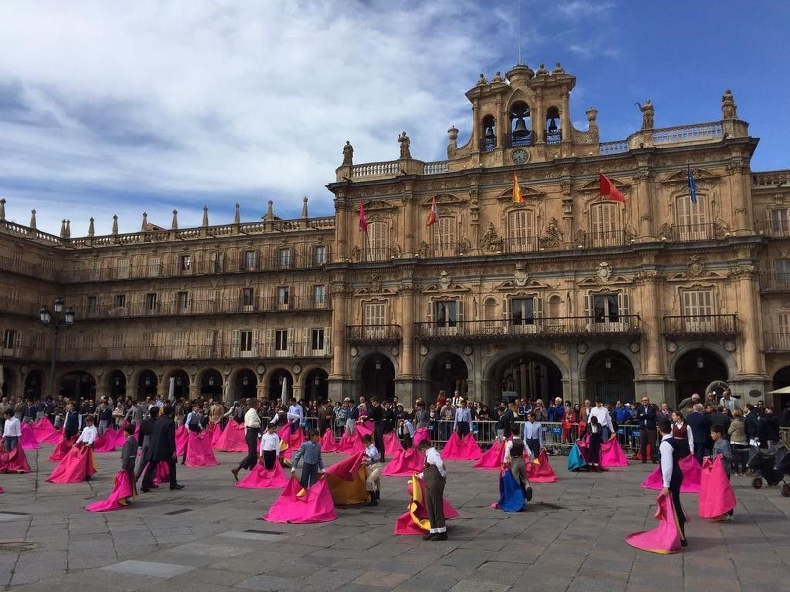 La Plaza Mayor acoge una exhibición de toreo de salón