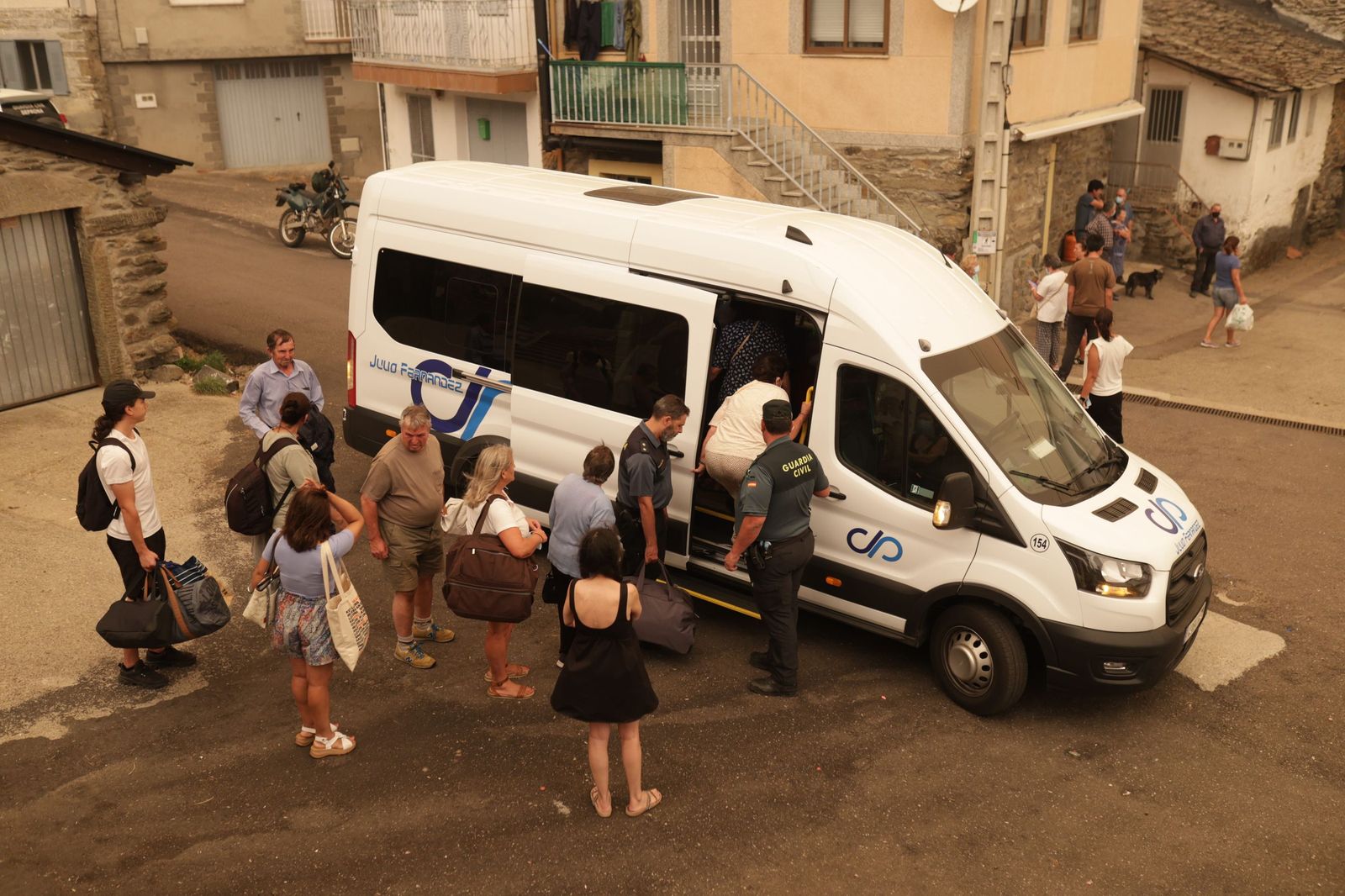 Desalojo de los vecinos de San Ciprián de Sanabria por el incendio en Porto