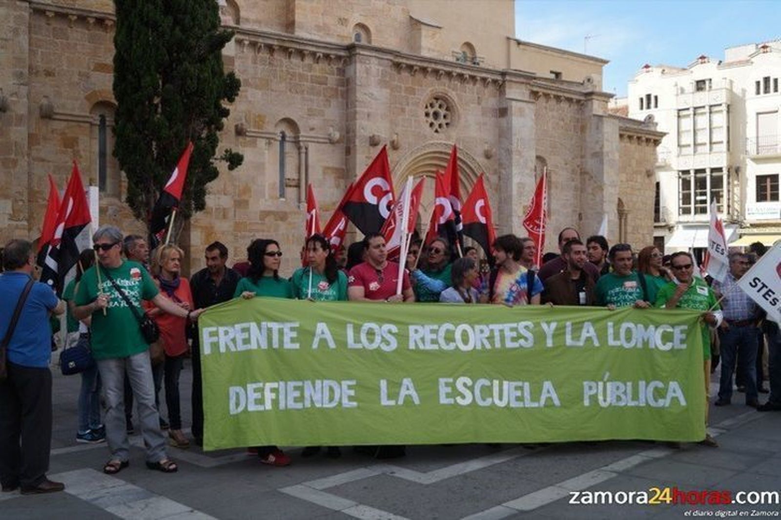 Medio centenar de personas se concentran para mostrar su rechazo a la LOMCE