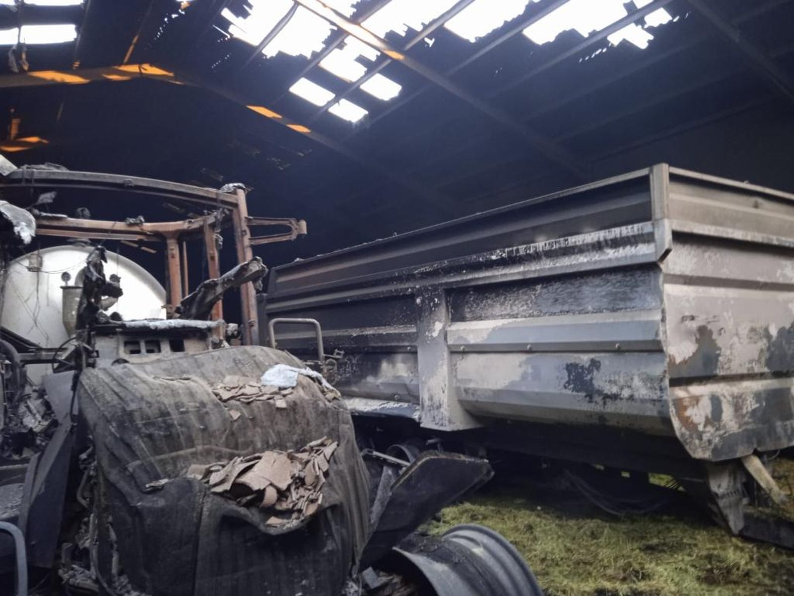 Incendio en una nave ganadera de Santibañez de Tera