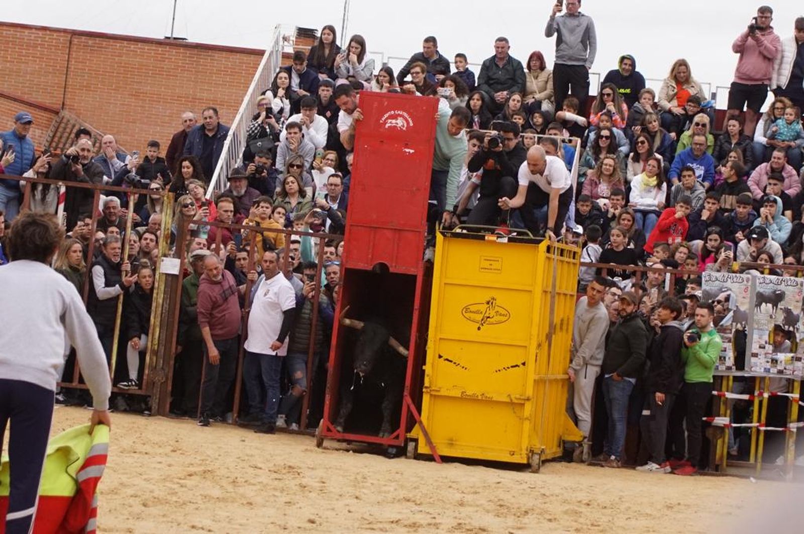 ambiente-y-participacion-durante-el-toro-del-voto-en-villoria-suelta-de-dos-toros-del-cajon-foto-juanes-62