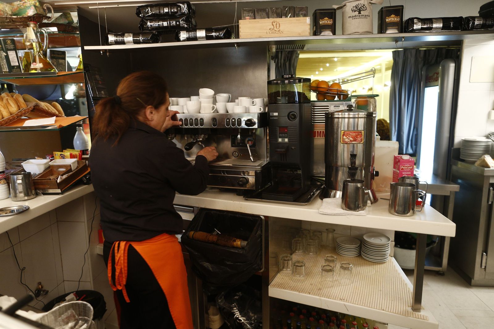 Una camarera trabajando en un bar de Salamanca