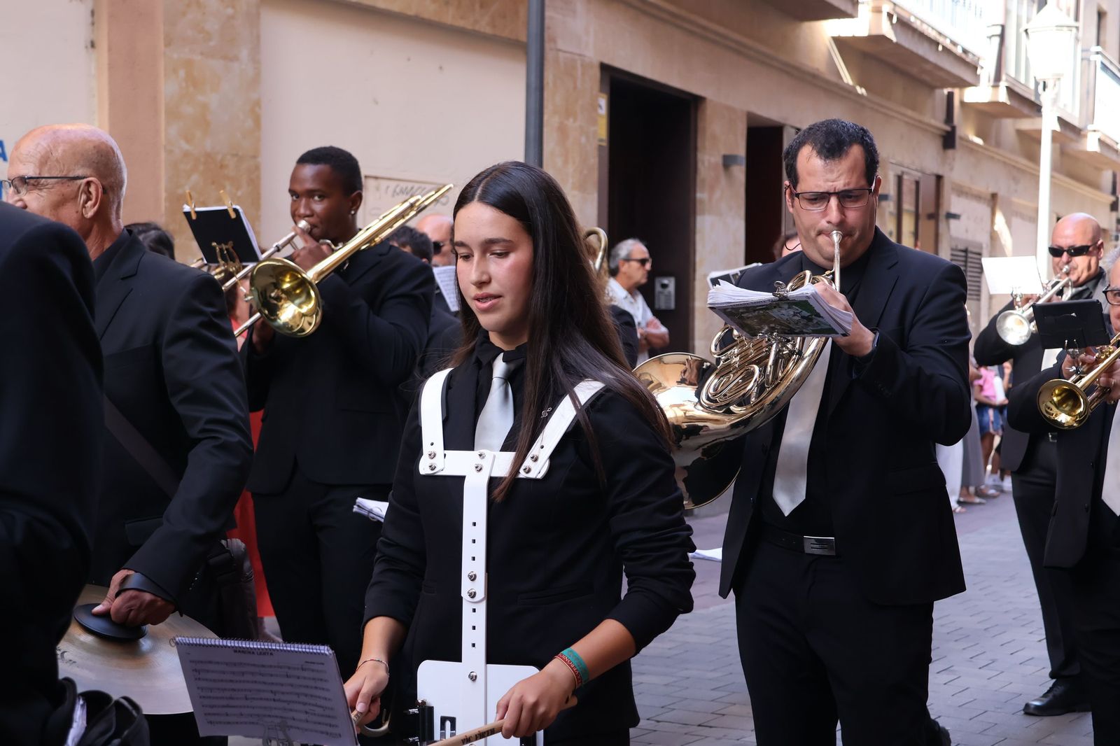 La Exaltación de la Cruz procesiona por las calles de Zamora rumbo a la carpa de San Bernabé