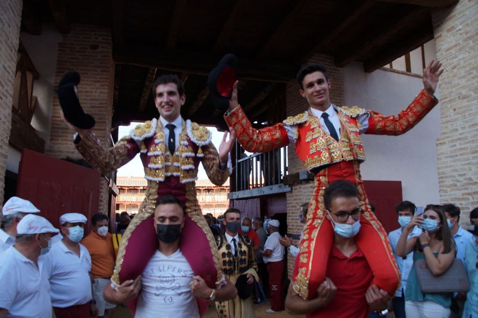 Diosleguarde y Hoyo salen a hombros / FOTOS Juanes