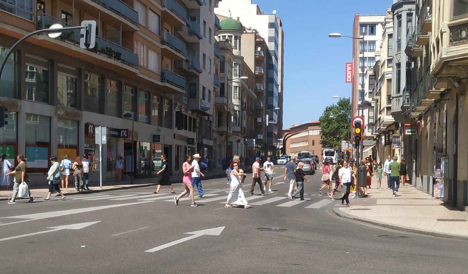 Ciudadanos pasean por Zamora capital