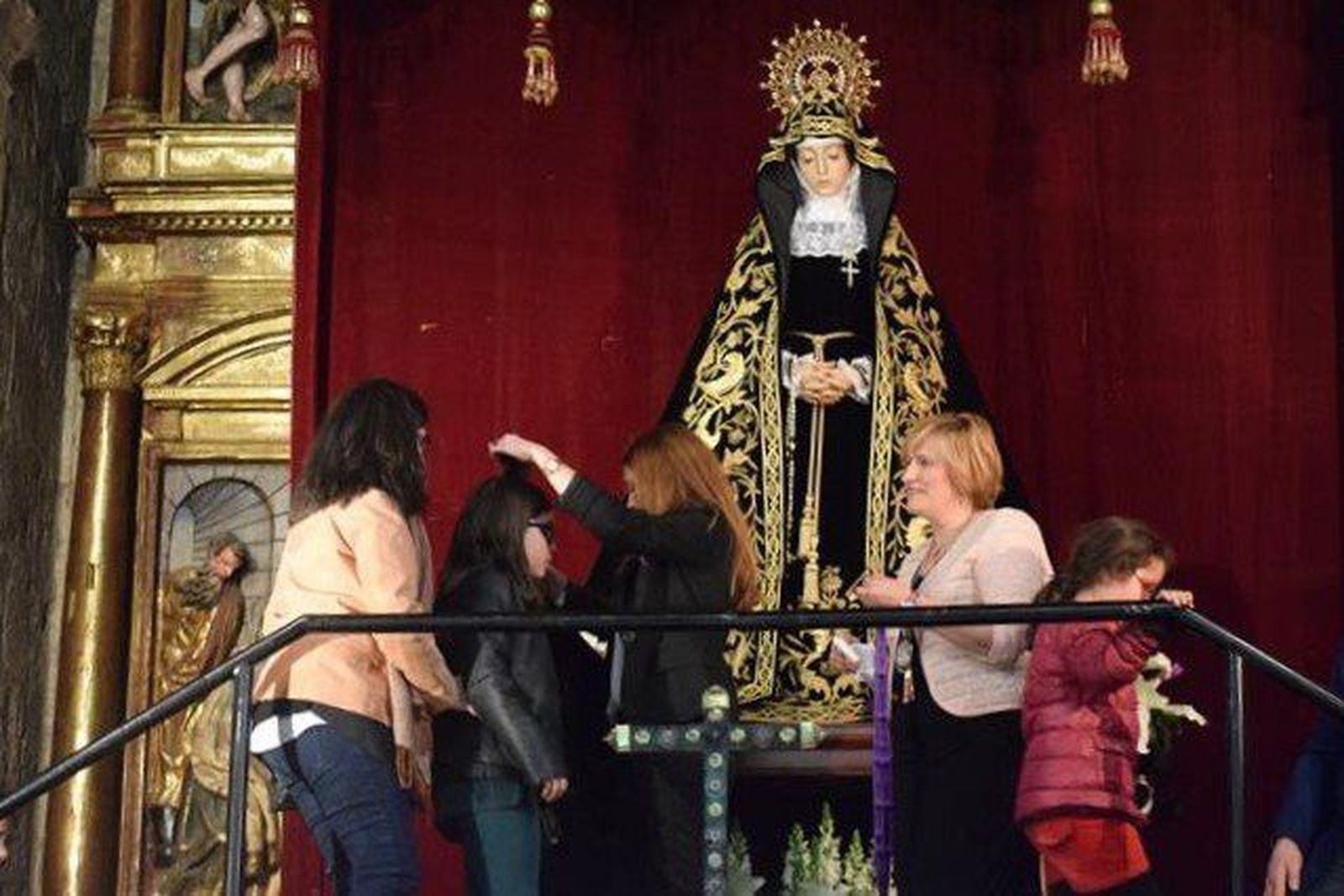 La Virgen de la Soledad acoge a los niños bajo su manto