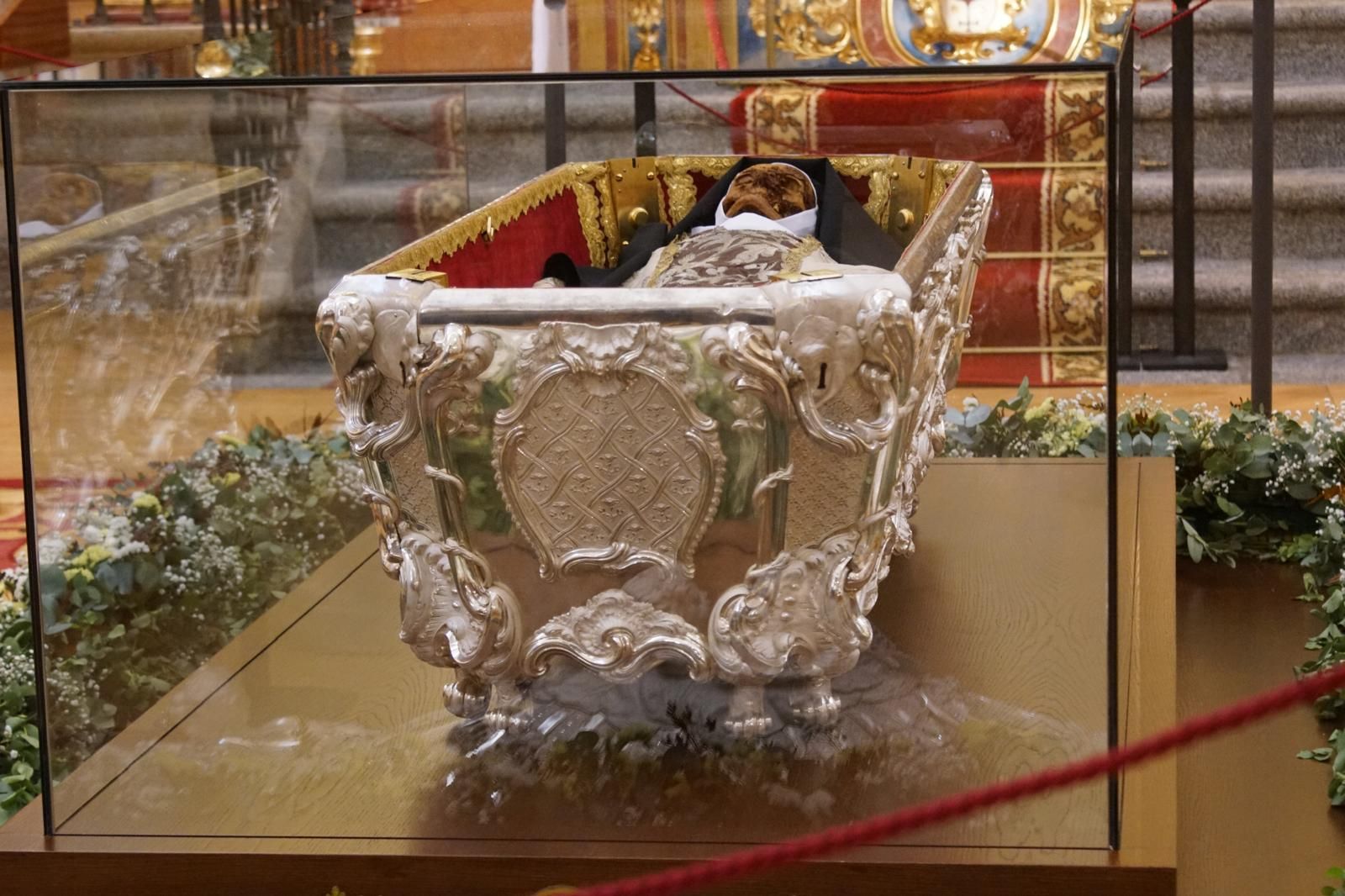 apertura-de-la-basilica-de-la-anunciacion-para-venerar-el-cuerpo-de-santa-teresa-en-alba-de-tormes-fotos-juanes-12