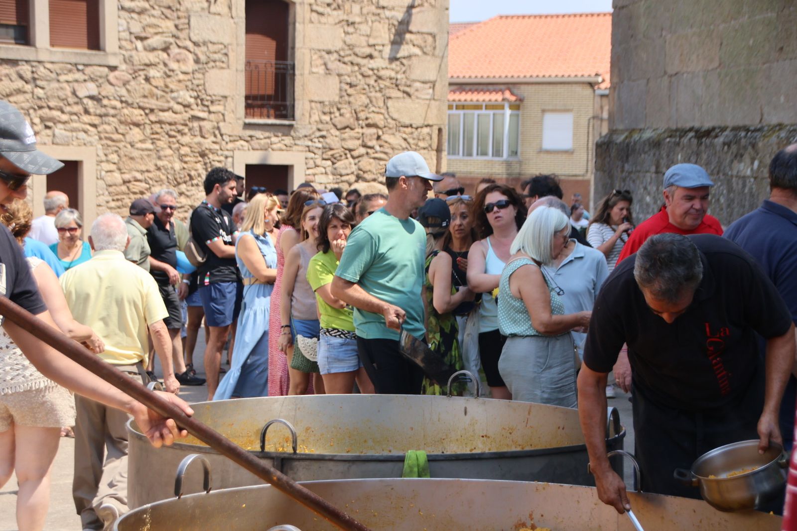 Masueco paella popular en la plaza