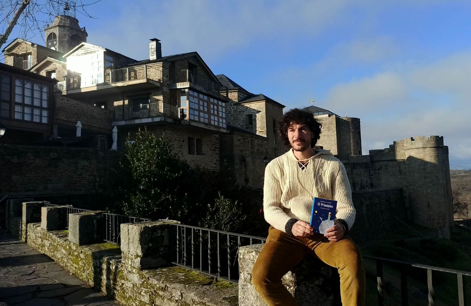 Daniel Boyano muestra uno de los ejemplares en Puebla de Sanabria