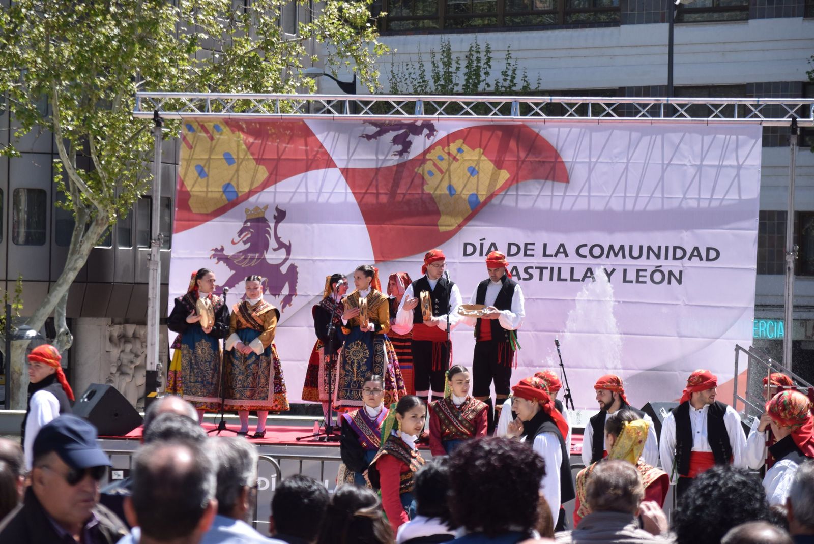 actuacion-dona-urraca-en-la-marina-29