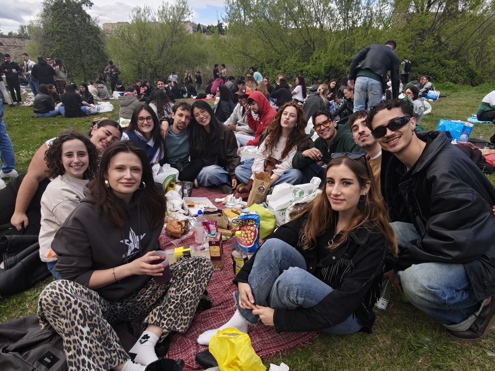 Un multitudinario Lunes de Aguas en Salamanca llena la ribera del Tormes