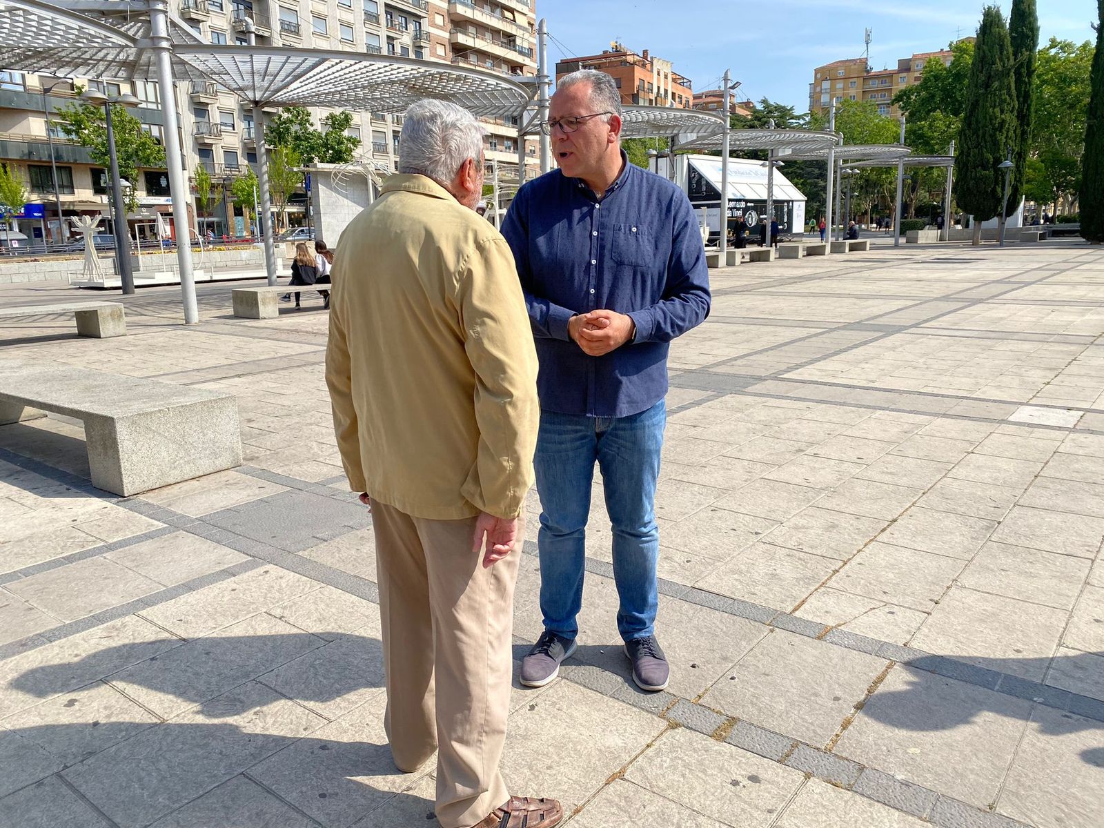 El candidato a la alcaldía por el PP, Jesús María Prada, charla con un vecino en la plaza de la Marina tras presentar sus propuestas para los mayores