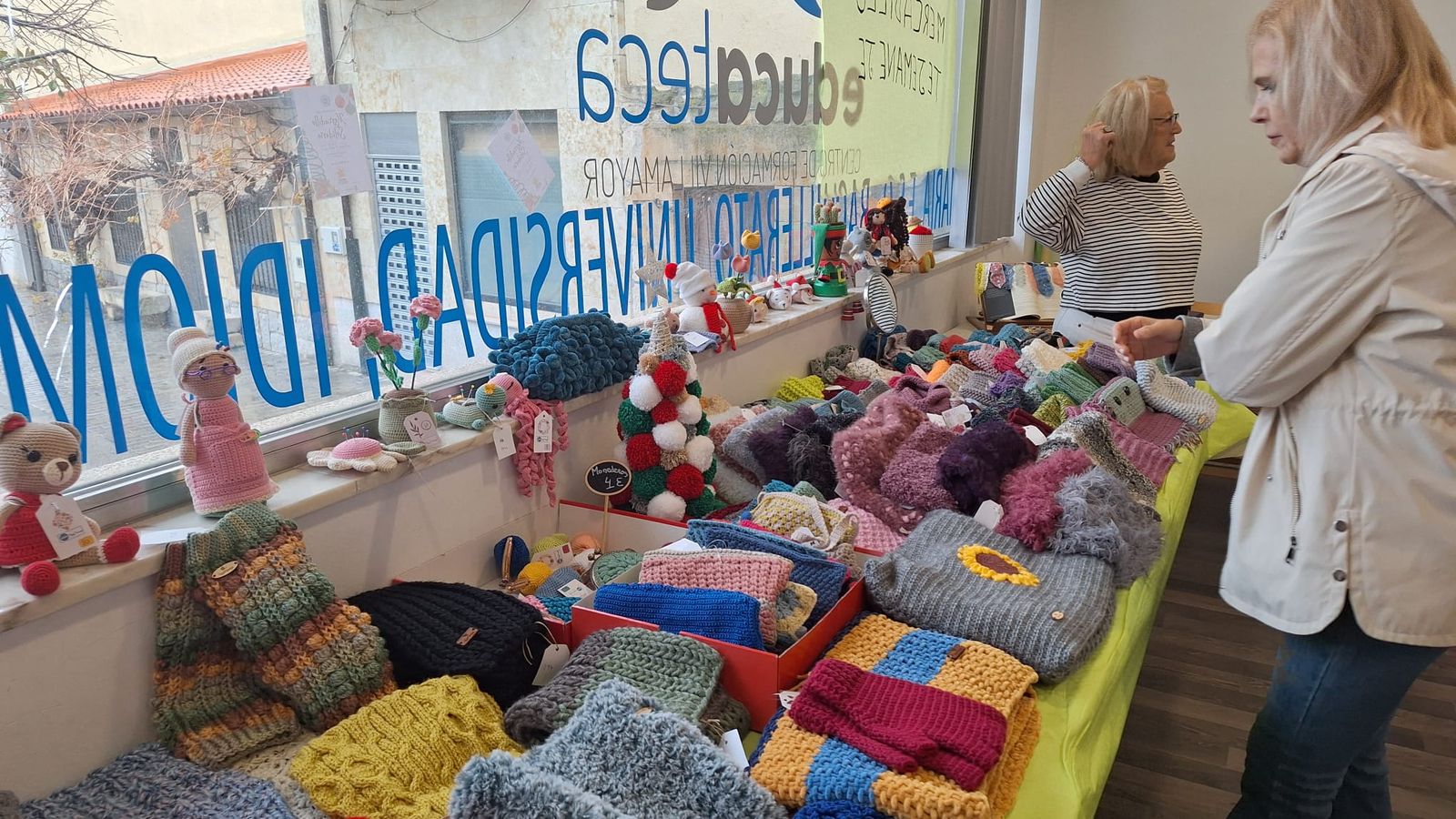 Mercadillo solidario Tejemaneje en Villamayor 2025 (7).jpeg