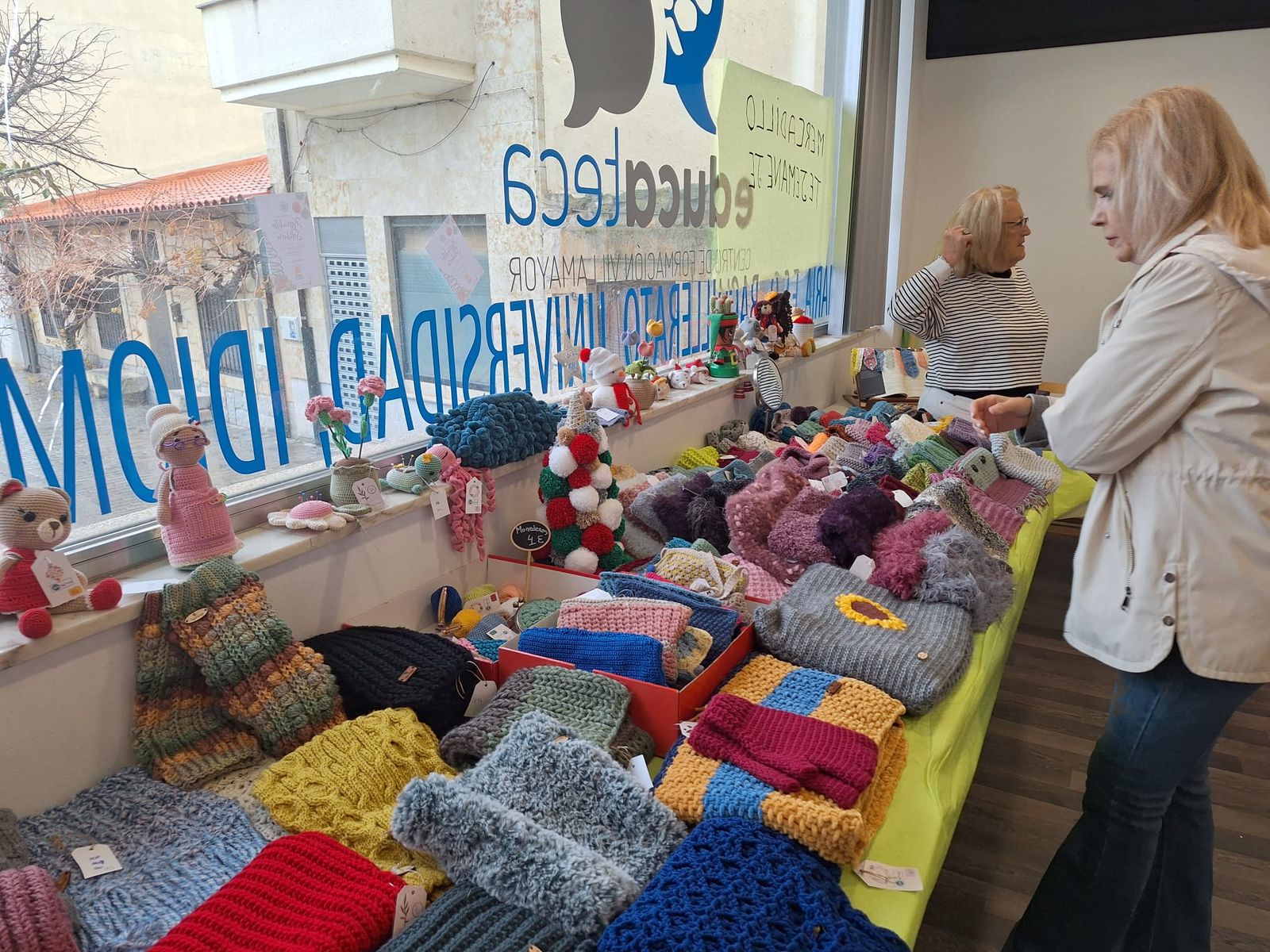 Mercadillo solidario Tejemaneje en Villamayor 2025 (7).jpeg