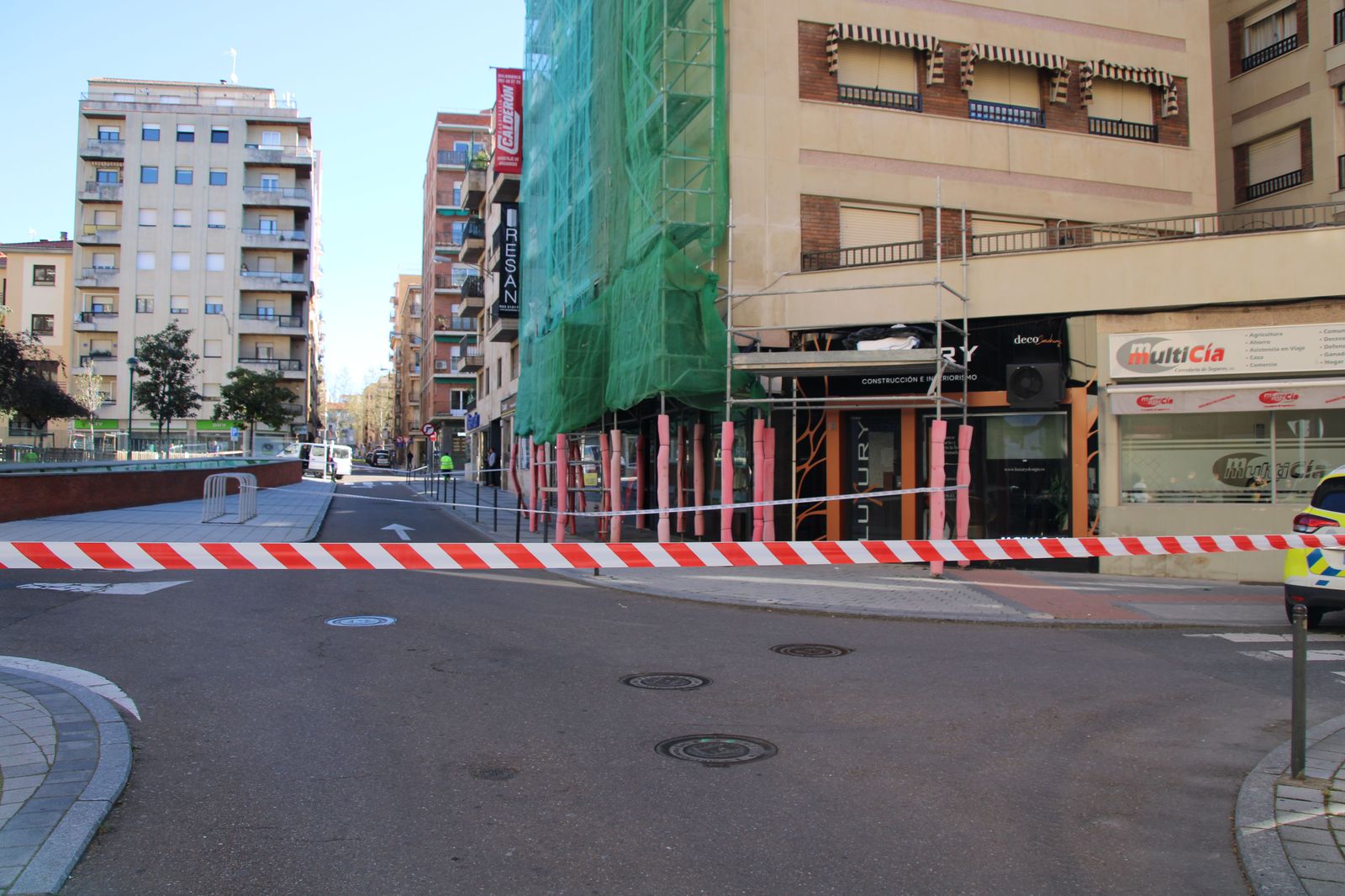 cortan-la-plaza-julian-sanchez-el-charro-al-doblarse-las-patas-de-un-andamio-de-grandes-dimensiones-6