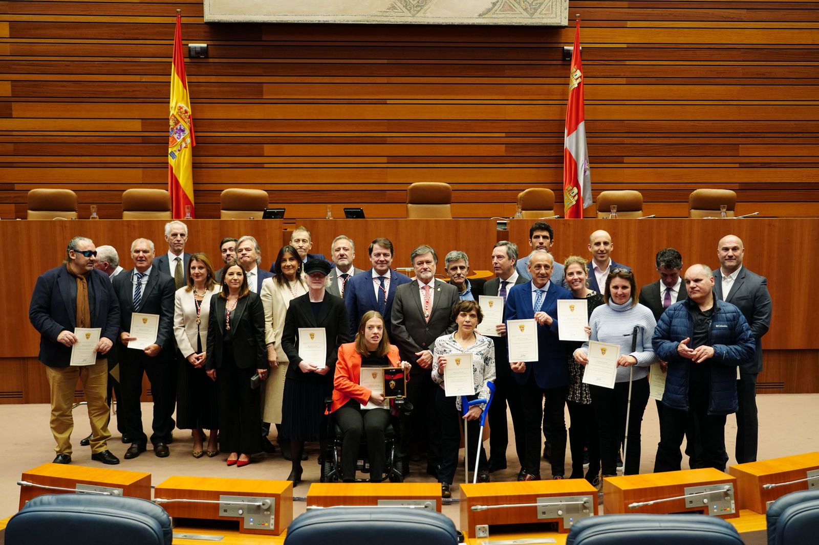El presidente de la Junta y Carlos Pollán posan junto a los galardonados durante el acto institucional del 41 aniversario del Estatuto de Autonomía de Castilla y León - Rubén Cacho (ICAL)