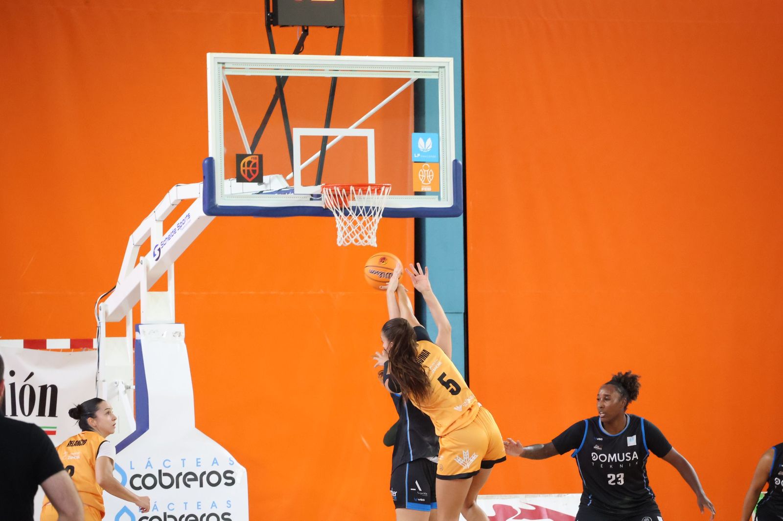 GALERÍA | Encuentro muy ajustado entre el Zamarat y el Domusa Teknik