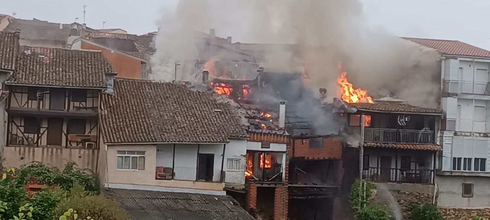 Incendio de varias viviendas en Villanueva del Conde