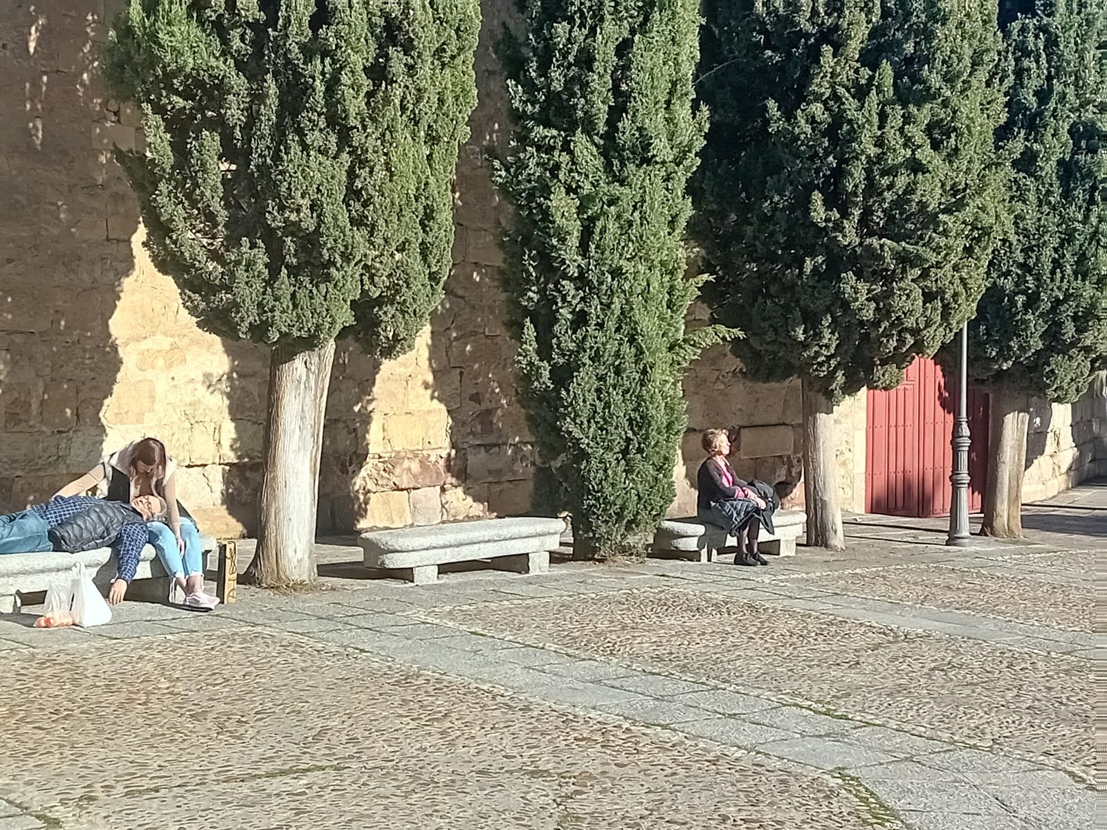 Gente al sol en invierno. 2024