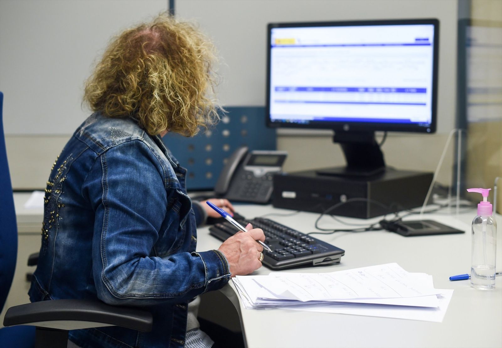 Una empleada pública durante su jornada laboral, en la oficina de la Agencia Estatal de la Administración Tributaria