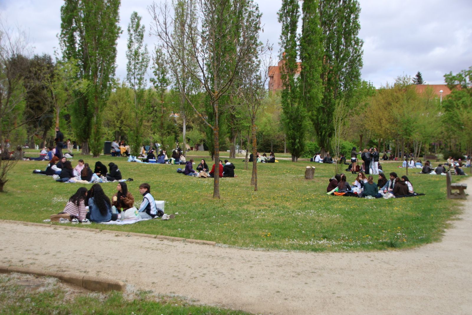 Un multitudinario Lunes de Aguas en Salamanca llena la ribera del Tormes