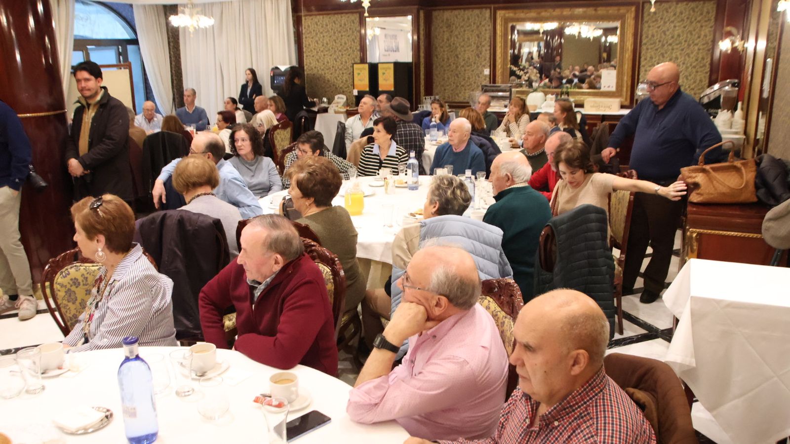 Isabel Blanco y García Carbayo participan en un encuentro con personas mayores de la ciudad