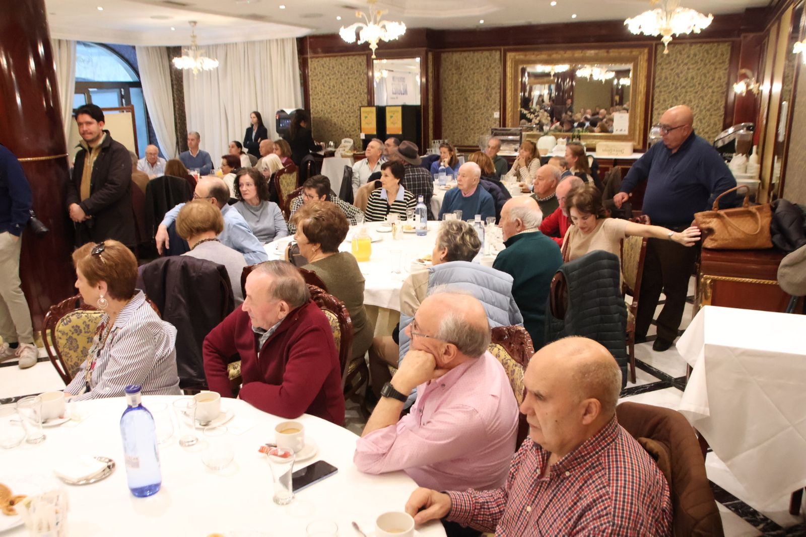 Isabel Blanco y García Carbayo participan en un encuentro con personas mayores de la ciudad
