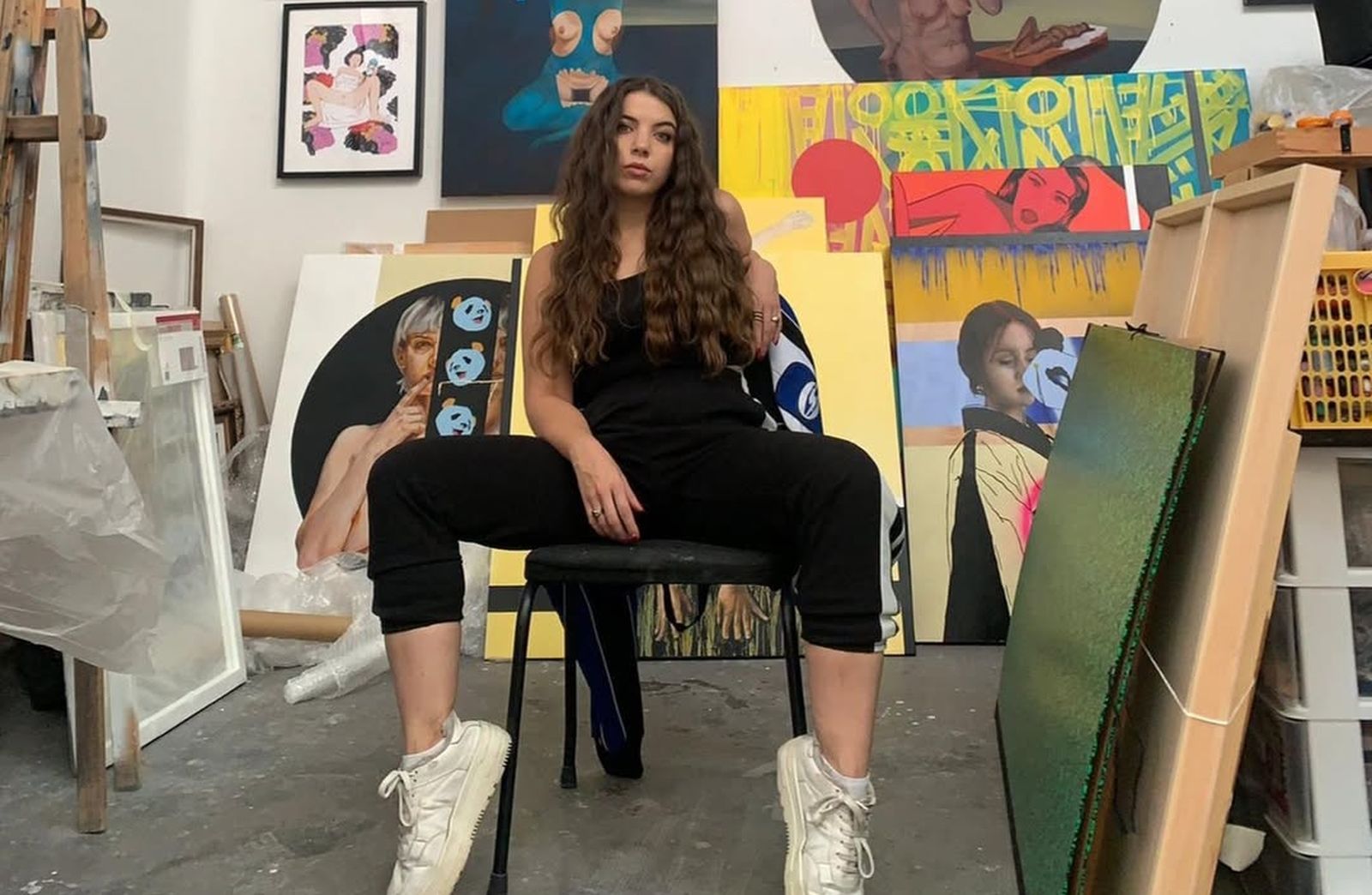 Ana Salamanca con sus obras en su taller