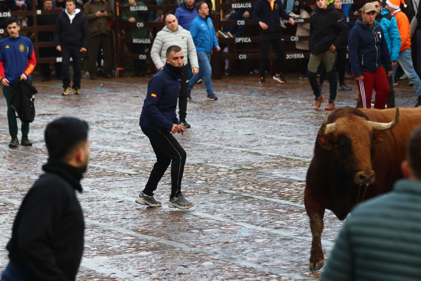 Toro del aguardiente en la mañana de martes del Carnaval del Toro 2026