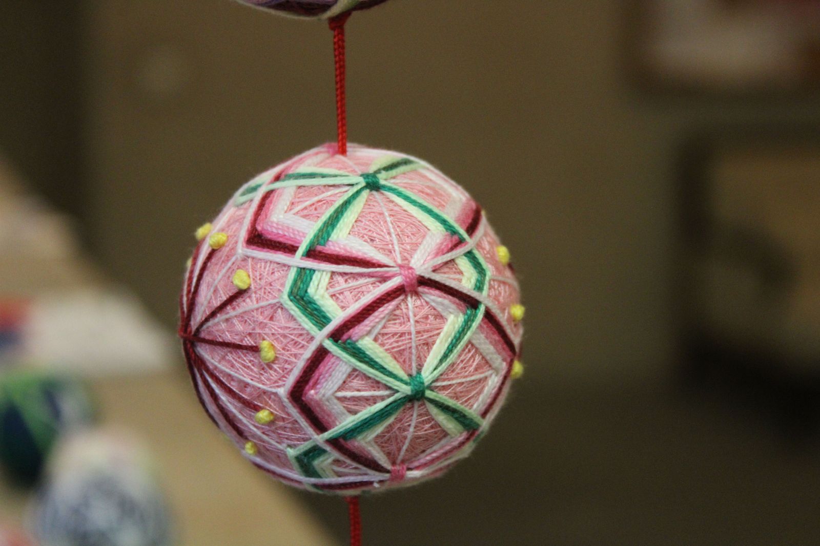 Temari, artesanía tradicional japonesa elaborada en el Centro Cultural Hispano Japonés en Salamanca (1)