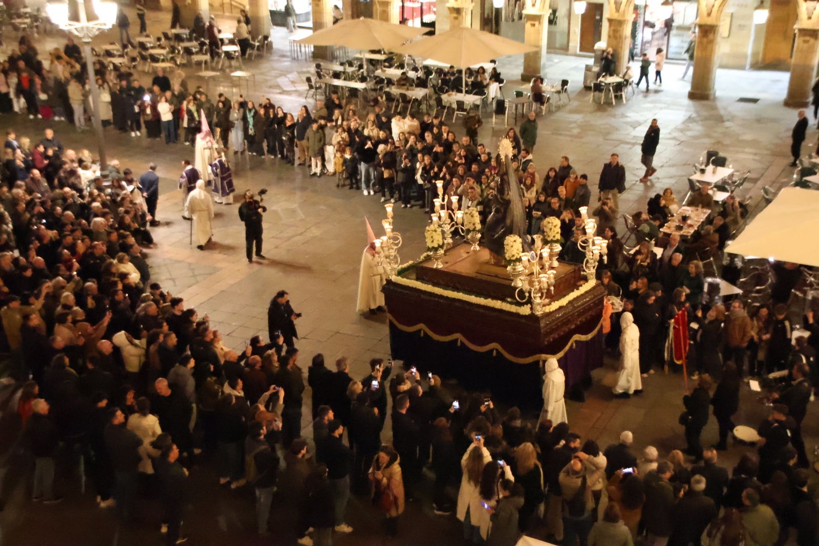 Emotivo desfile por el centenario de Seráfica Hermandad de Nazarenos con gran presencia de niños