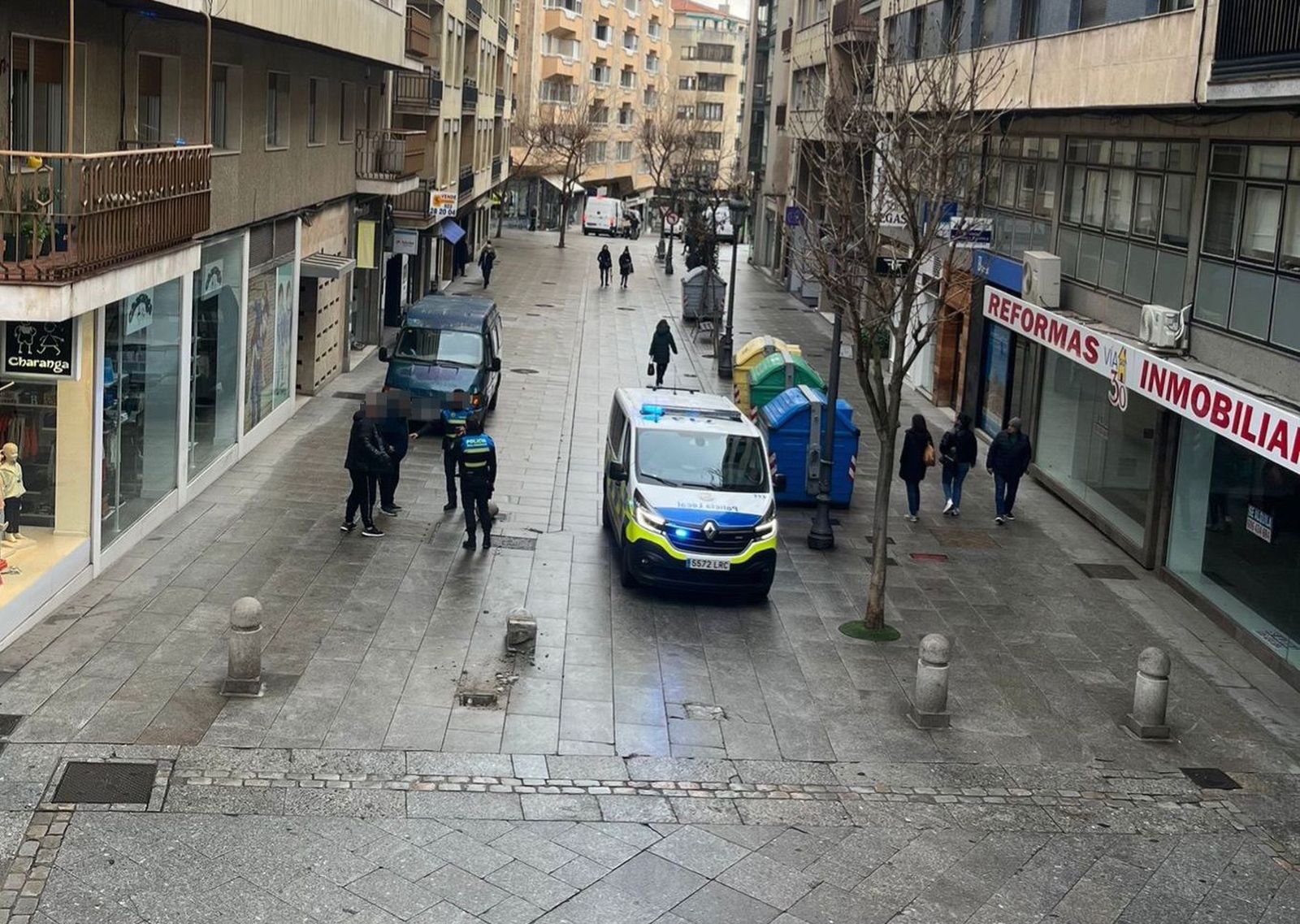 Un vehículo derriba un bolardo de piedra en la calle del Arco