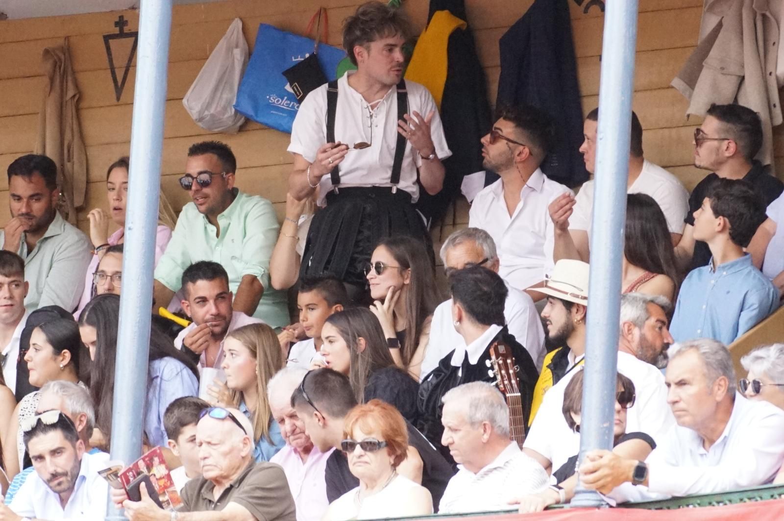 Expectación por ver los caballos de rejoneo en La Glorieta: imágenes del ambiente en los tendidos y en el patio de cuadrillas