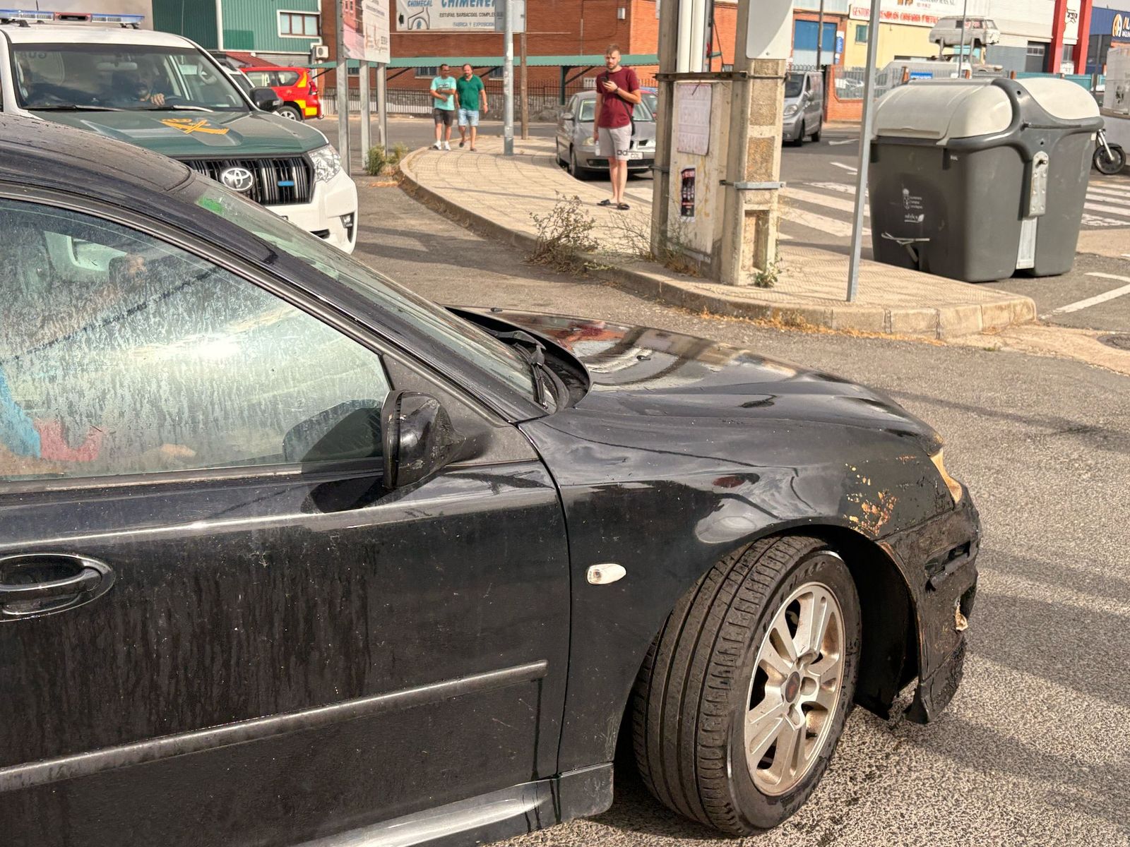 Los bomberos sofocan un gran incendio en el Polígono Industrial de Los Montalvos