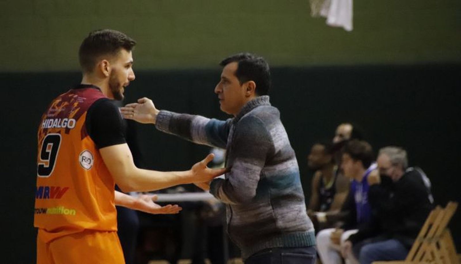 Avelino García da instrucciones a Carlos Hidalgo | FOTO SALAMANCA24HORAS.COM