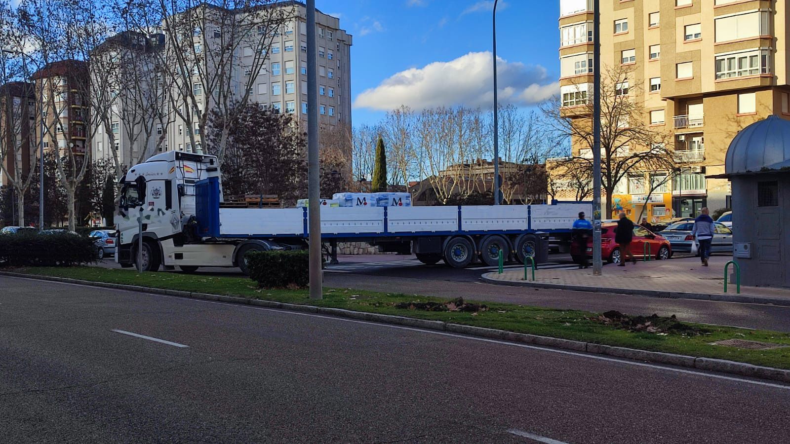 Camión atascado en la vía de servicio de Cardenal Cisneros. Camión atascado en la vía de servicio de Cardenal Cisneros.