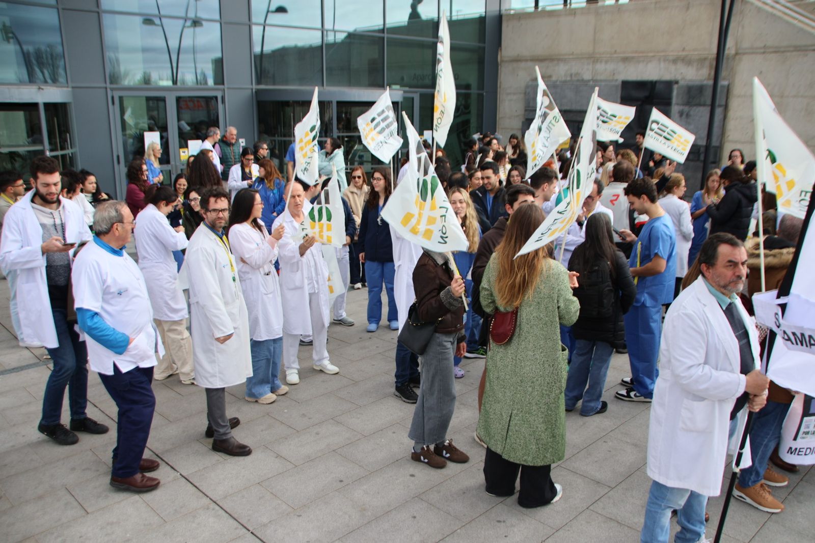 Los médicos de Salamanca se manifiestas a las puertas del hospital