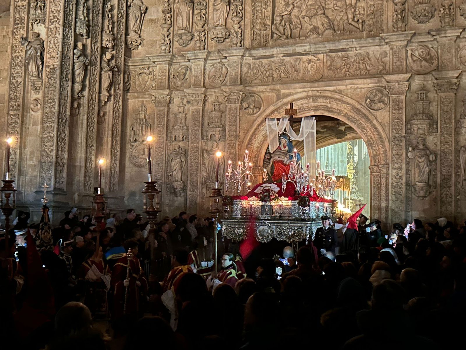 procesion-de-la-hermandad-dominicana-en-la-madrugada-del-viernes-santo-22
